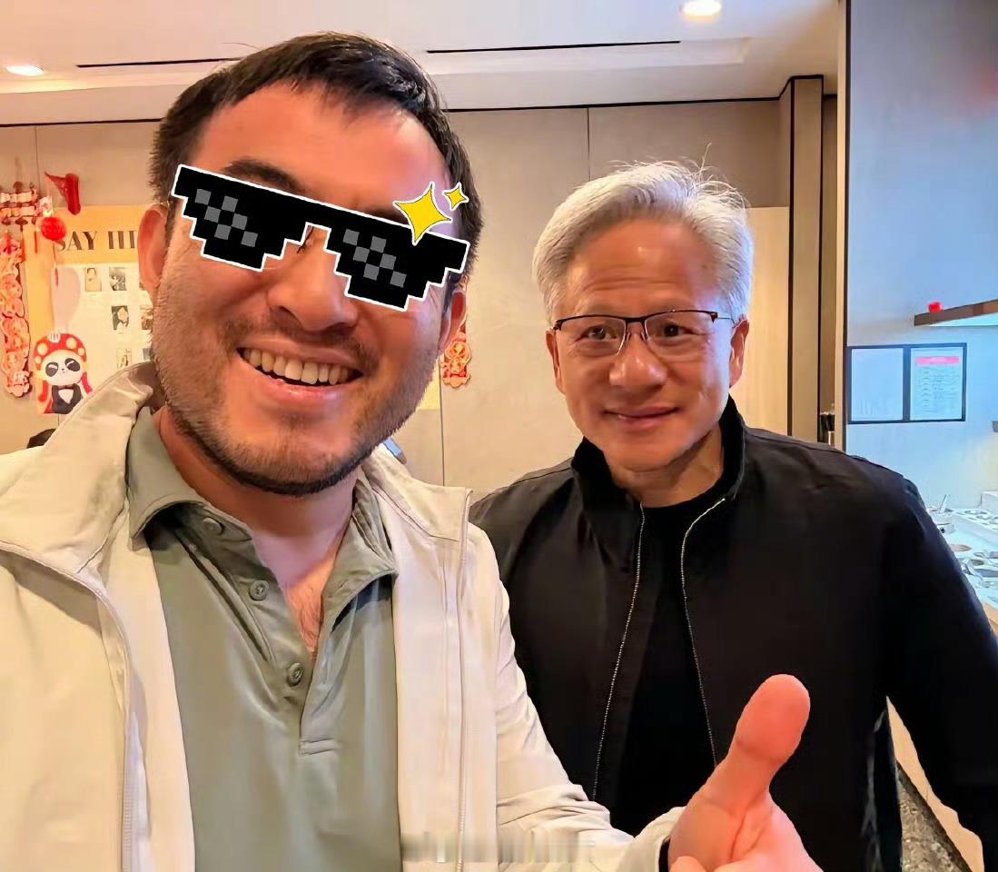 63岁英伟达总裁黄仁勋现身海底捞，和网友们亲切合影