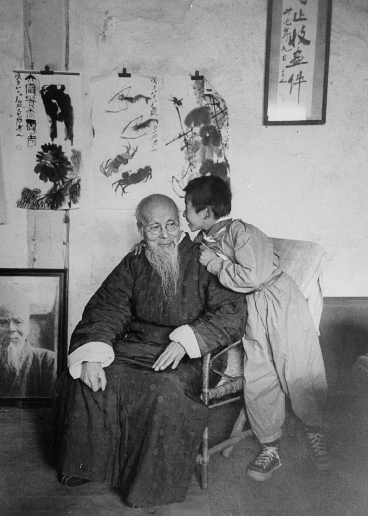 1948年，齐白石与儿子齐良末的合照，齐良末是齐白石75岁的时候得的幼子，所以对