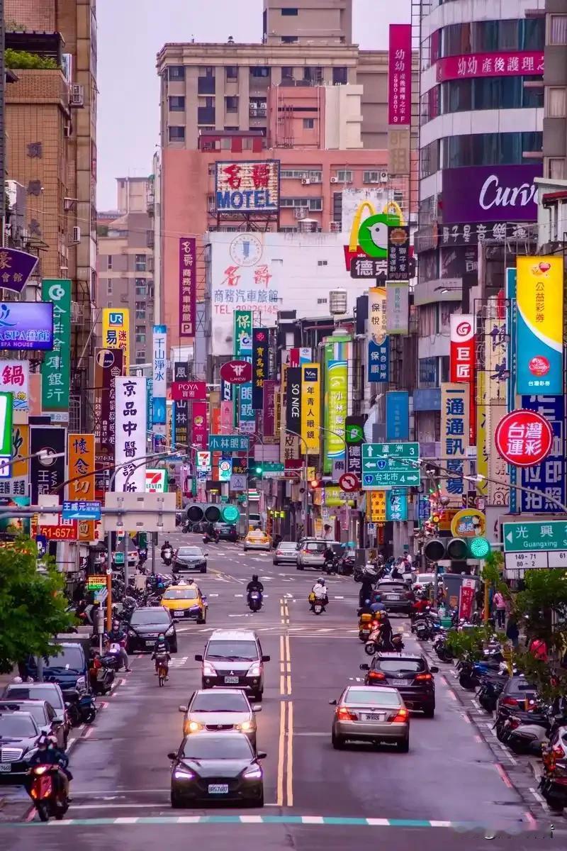 好多台湾百姓在统一问题上还在犹豫不决，担心统一之后薪酬和生活水平会下降！有懂政治