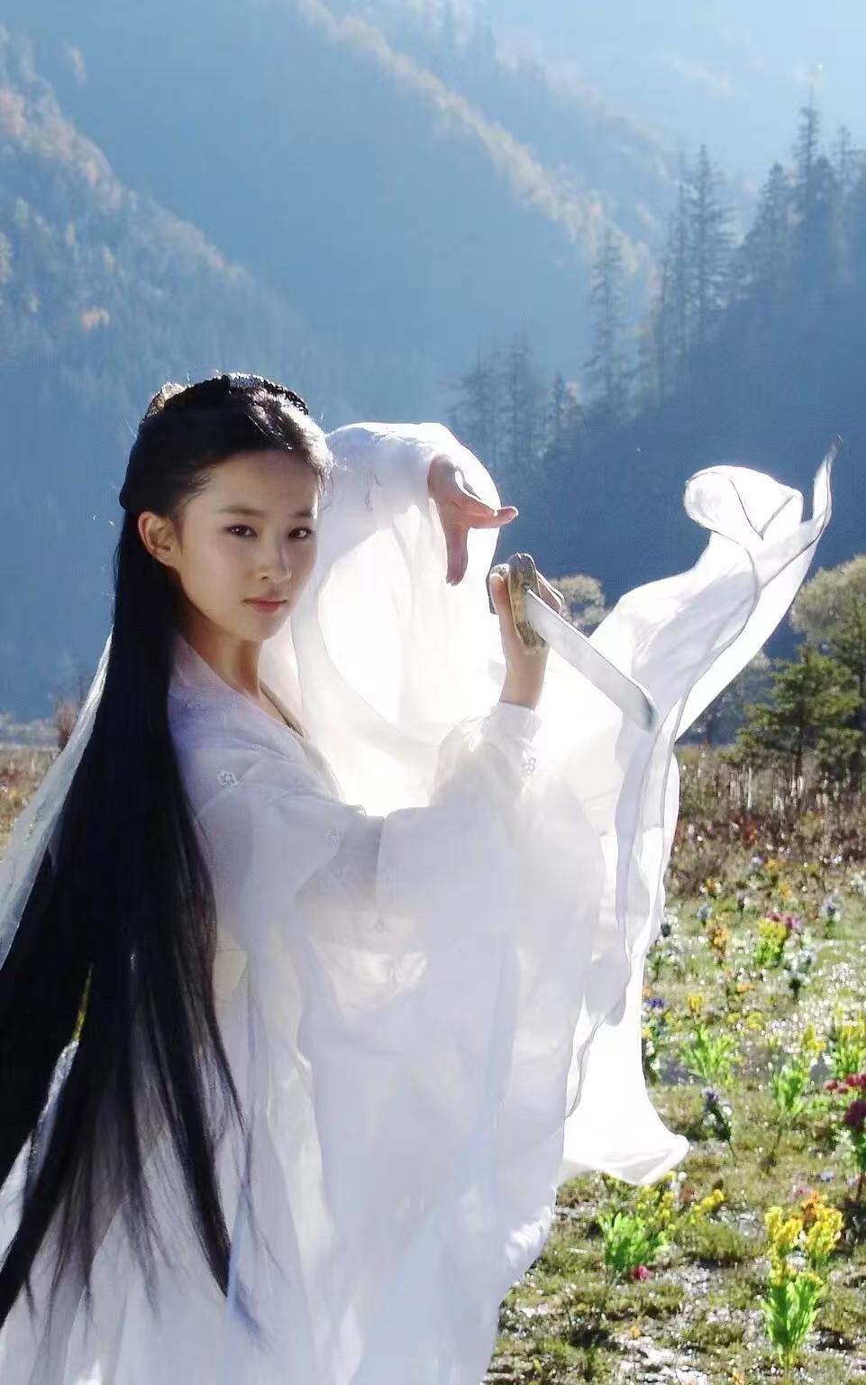刘亦菲在逃白马公主 刘亦菲这回真是美翻天了，白衣配白马，简直是从画里走出来的仙女