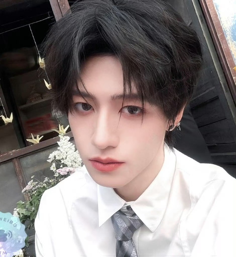朱志鑫开雨刮器刮私生手机这个小志鑫聪明的来着平常也就装装傻子来逗我们笑，一遇到事