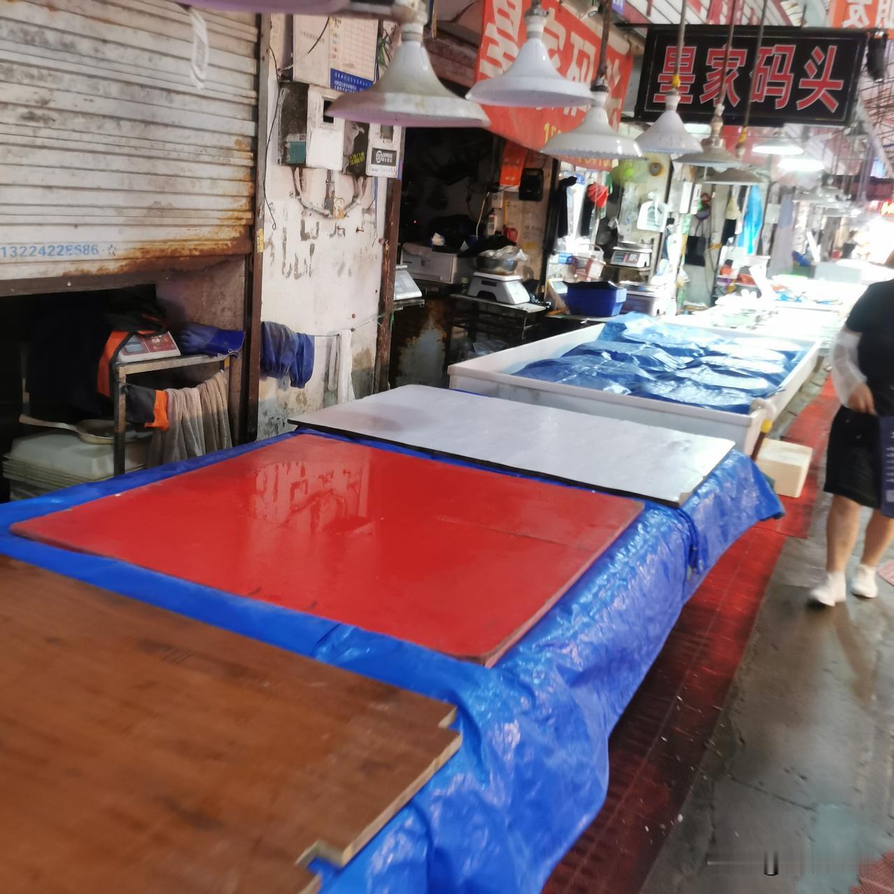“休息几天”天太热，海鲜摊位关闭连成片！

华北路刘家桥农贸市场，热的都关门儿了