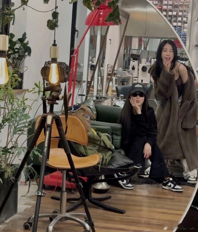 虞书欣周梓倩婧妹的含金量还在上升 虞书欣和周梓倩宛如娱乐圈的双生花，情谊日笃。前