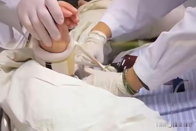 关于蒋女士突发脑溢血、其监护和保障权益的问题，可以从法律法规和现实操作两个方面进