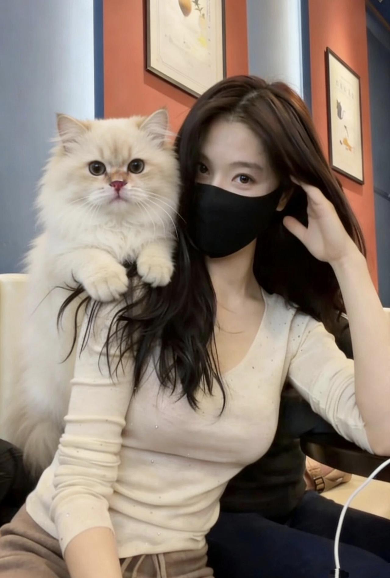 “萌宠相伴，温暖时光”🐱💕