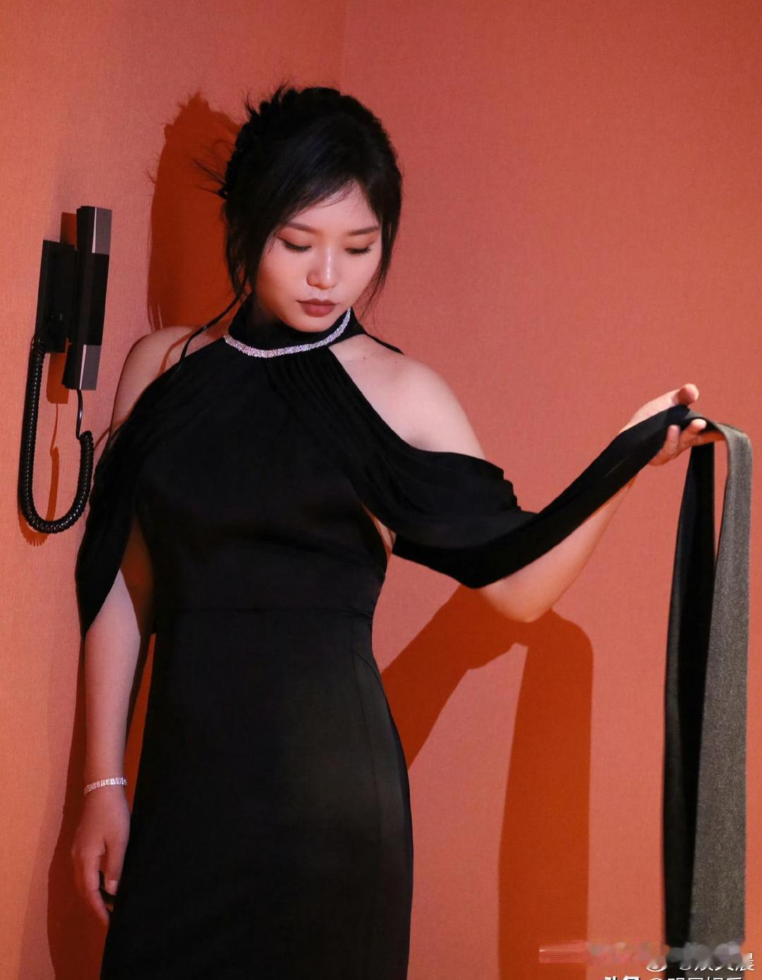 如今的李雪琴气质蜕变，仪态和氛围感拉满，妥妥拥有女明星的气场。 