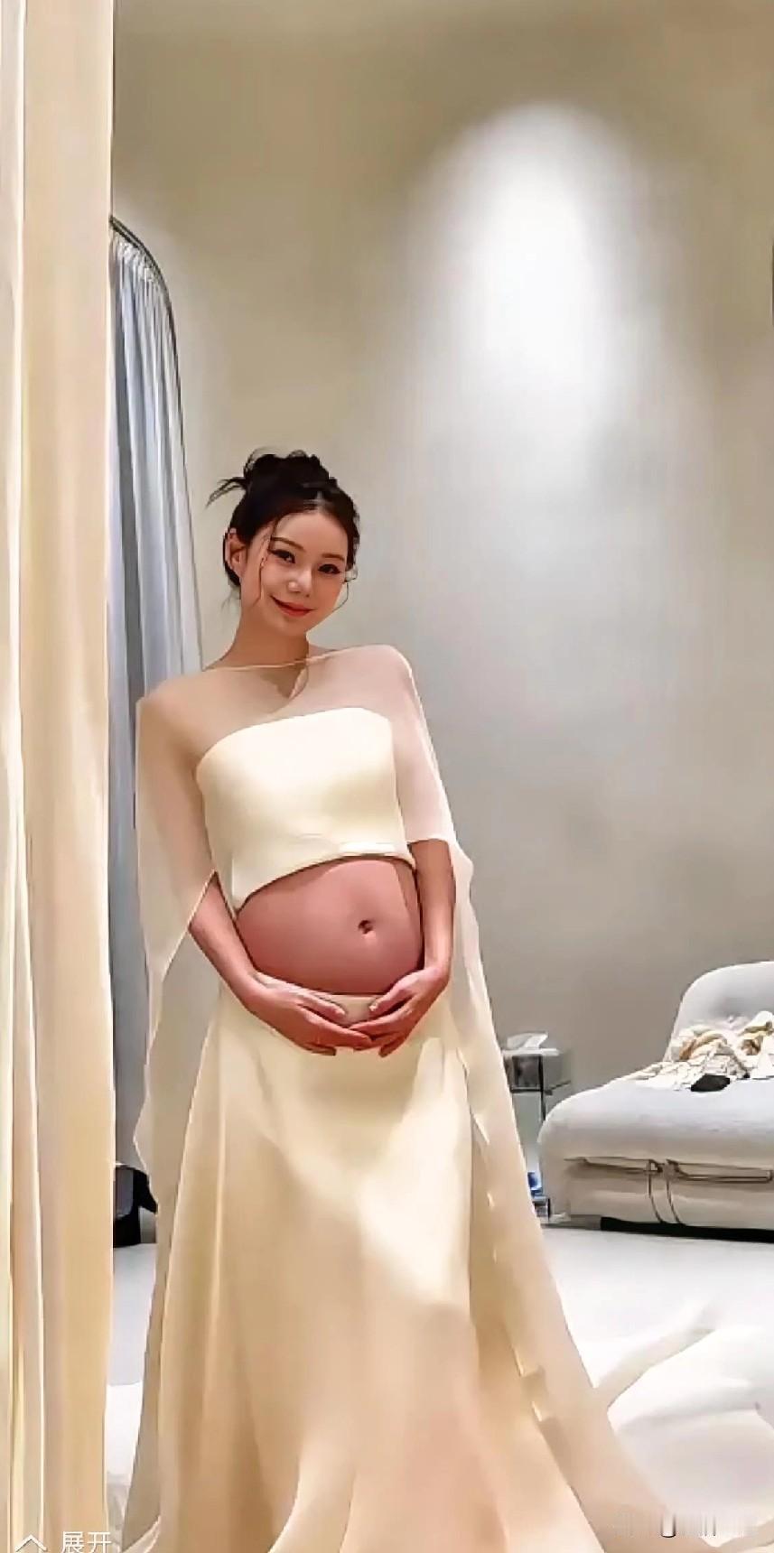 她以前瘦的腰特别小没有一点肚子，两个月前看她视频就说怀了，侧面明显！确实肚子越来