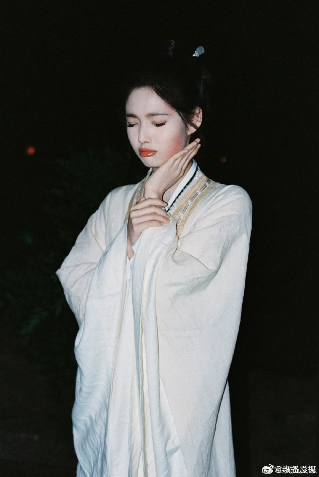 艾米喜欢的热烈的守护的雀骨艾米一口气发了18张雀骨花絮照18张花絮照诚意满满！镜