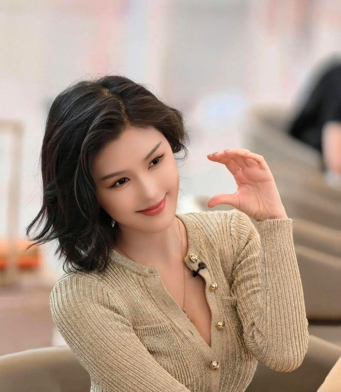 那条浅金色裙子，不是她穿的，是算法缝在她身上的。
20分钟十万赞，品牌立马加钱要