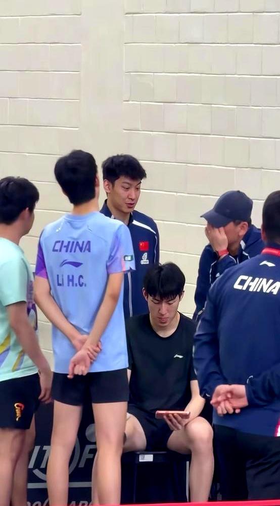 一部连塑封膜都没撕的最新款顶配手机，砰地一声砸在19岁小将温瑞博怀里。你绝对想不