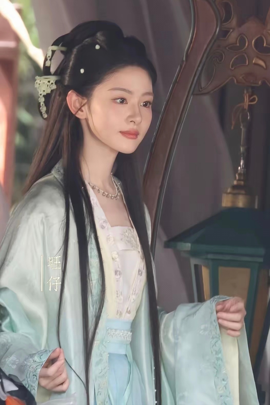 于正终于换了新人来捧了，赵晴这个小姑娘比以前捧的那个好看多了，颜值和气质提升了好