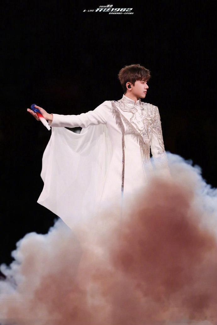 张杰鸟巢16场收官张杰鸟巢演唱会今晚收官场来啦！我们一起共赴最后一场浪漫约会吧～