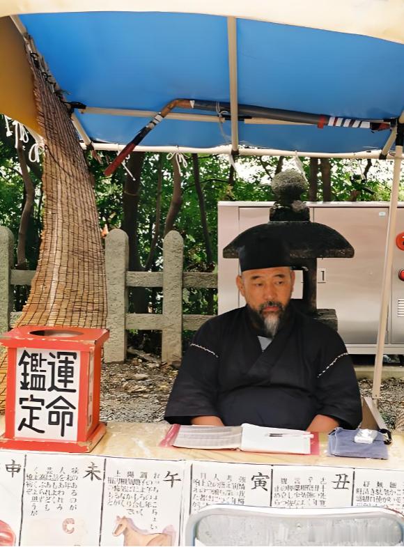 日本的算命产业：日本算命（占卜）确实非常发达，已深度融入日常生活与商业体系，形成