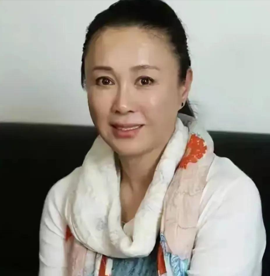 傅艺伟，这位明星一着不慎走错了路，自此步步皆错。如今62岁的她孤苦伶仃、无依无靠