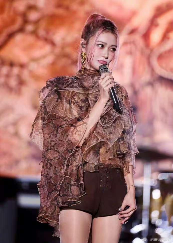 薛凯琪很火热的一次见面薛凯琪见面现场好嗨啊！她还特意晒照感谢潍坊歌迷，这样的姐姐