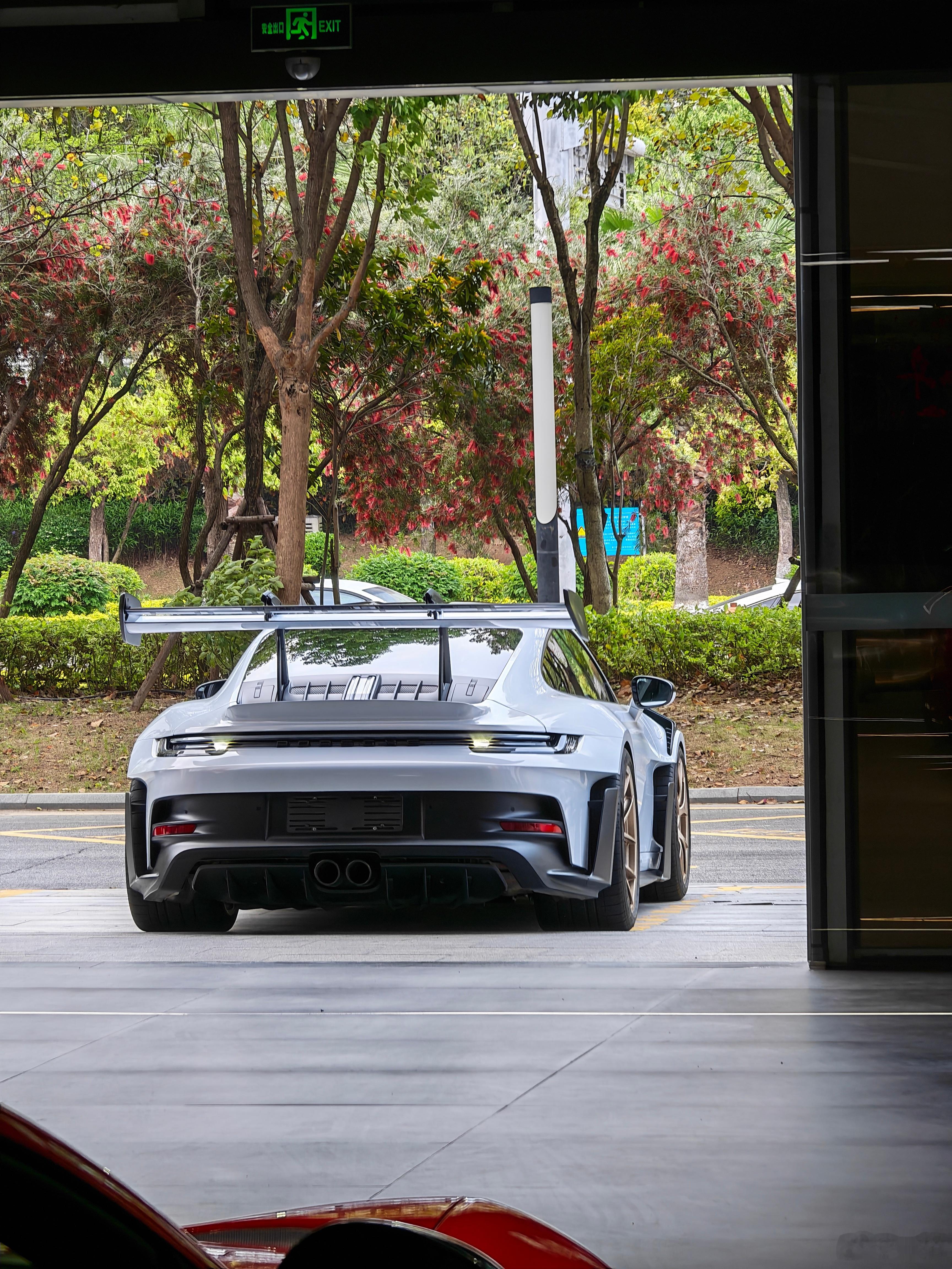 邻居家的诱惑太多了。 