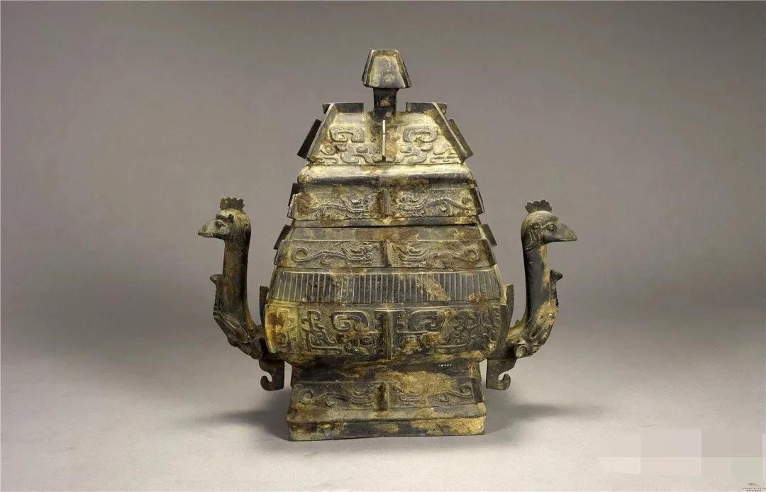 青铜，高41.7厘米，口径19.4×15.2厘米。罍为酒器，也可作水器。此罍形制