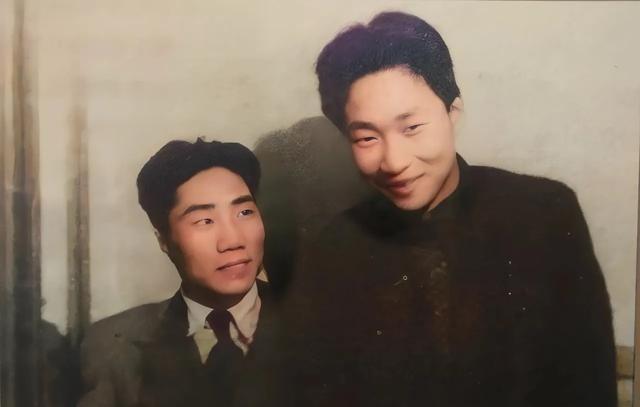 1937年，毛岸英，毛岸青在一起，亲情交融，温暖又温馨，其乐融融，他们自强不息，