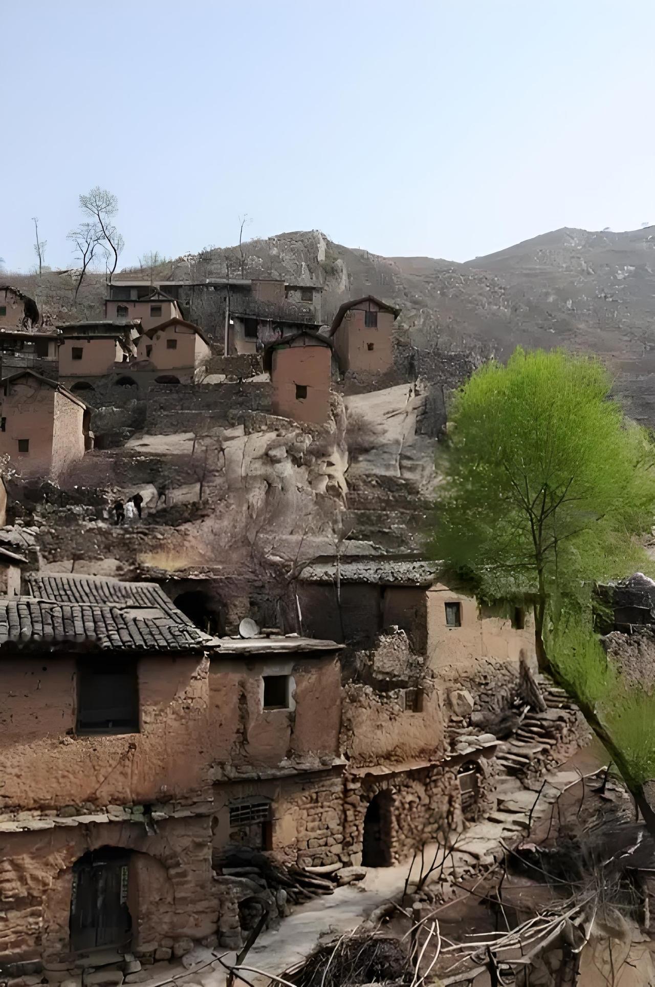 宁静小村路路通，
家家锈锁影无踪，
昔日伙伴何处觅，
……[快哭了]……？

上