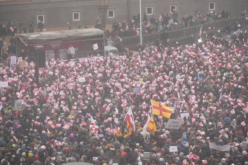 大批丹麦人和格陵兰人聚集在哥本哈根市政厅广场，抗议特朗普试图吞并格陵兰岛的野心。