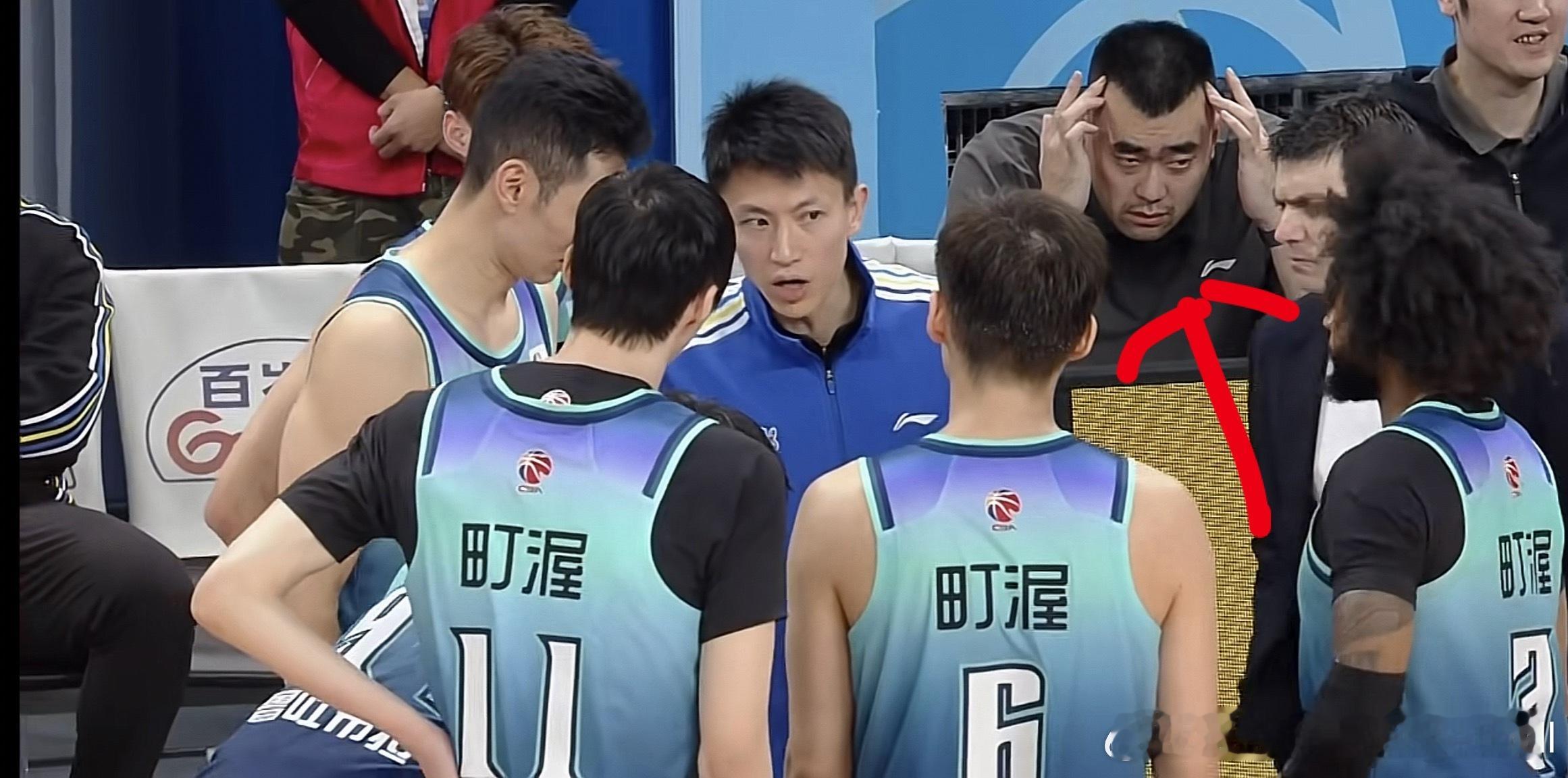 宁波男篮本赛季的成功是方方面面的，刘晓宇教练上线？亮点是后面的张兆旭宁波男篮vs