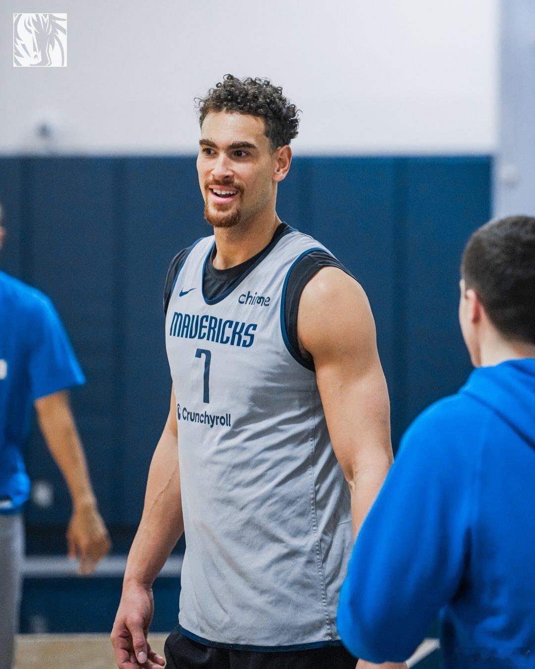 MFFL 我牛球员们在训练。欧文也在。湖人vs独行侠勇士预计联系热火讨论库明加换