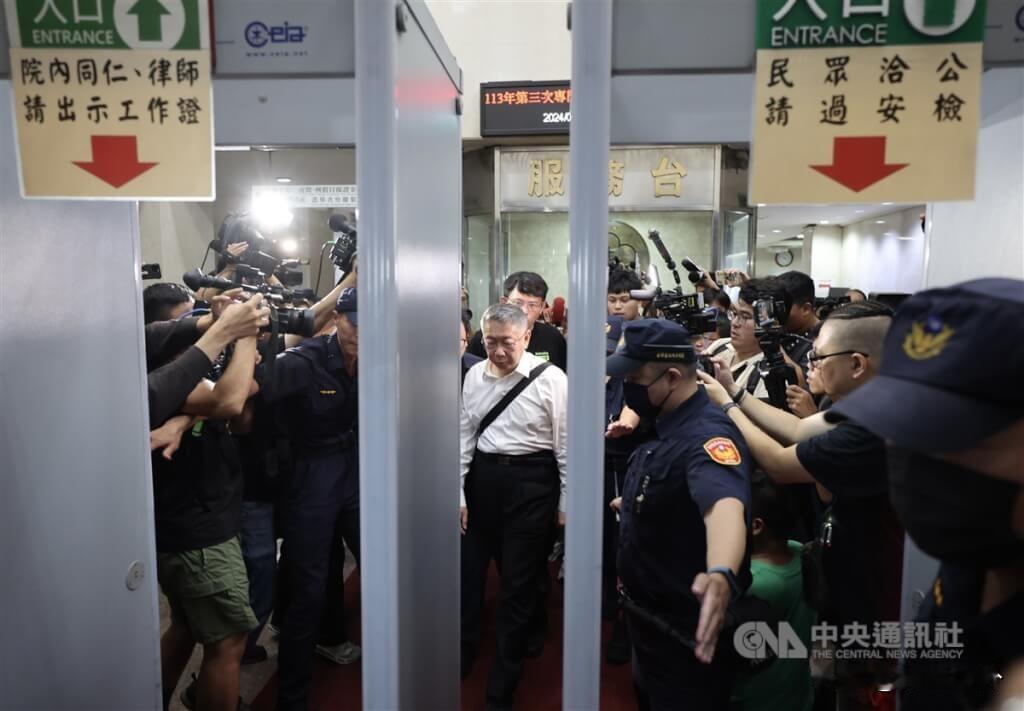 柯文哲被无保请回，后续怎么发展？
今天早上，柯文哲被放了，而且没有保释金。
这一