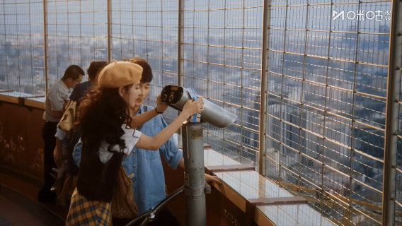 北京的魅力，在宏伟，更在缝隙中扎根的每一株小草。致敬每一个平凡的闪耀。冬去春来北