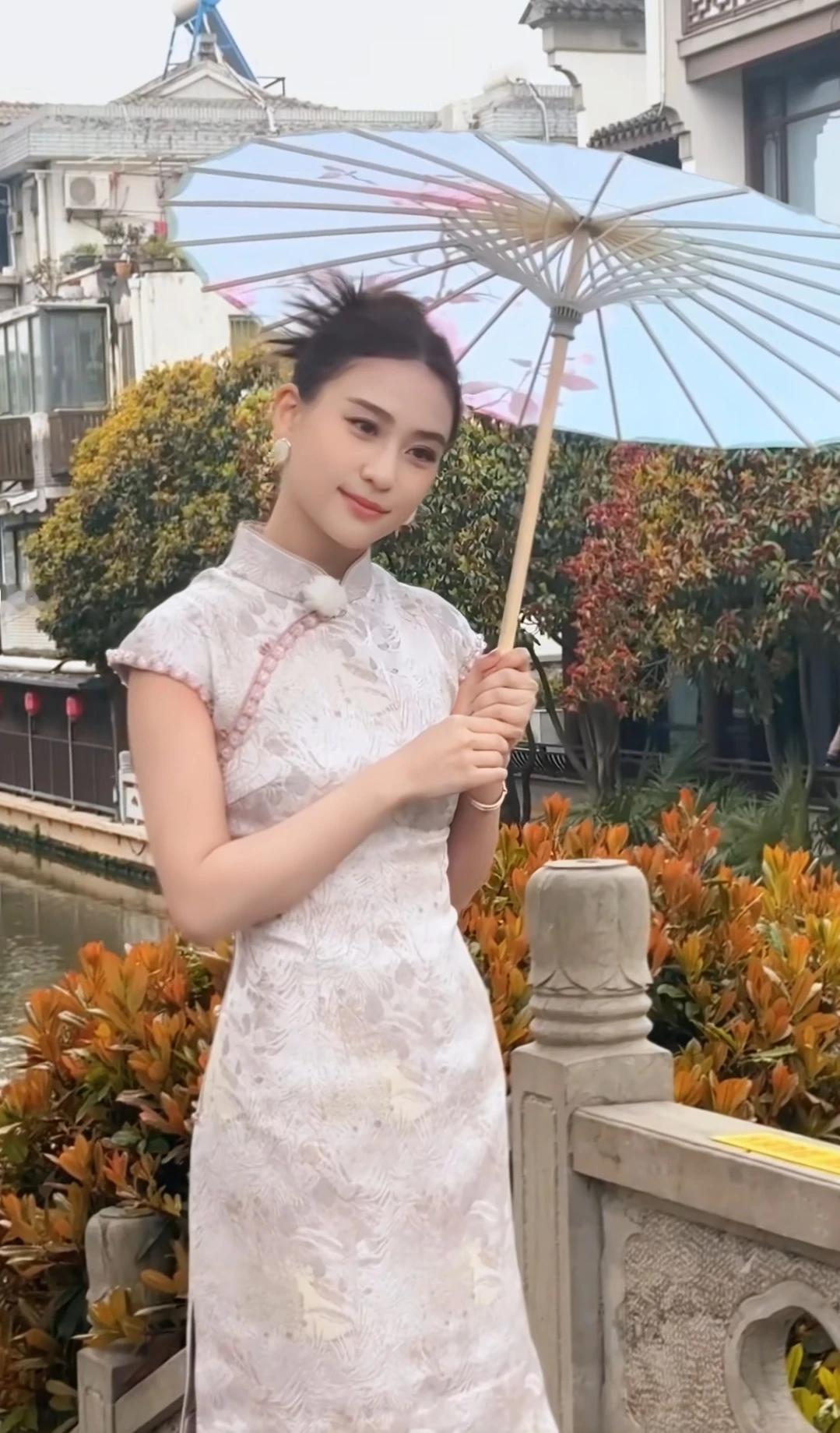 何超莲旗袍造型太美咯
高贵这一块拿捏的死死的[赞]
这张脸越看越好看
能够完美驾