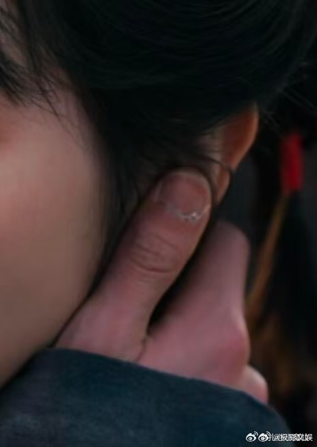 张凌赫是不是啃手张凌赫啃手张凌赫是不是啃手，哈哈哈，真是 