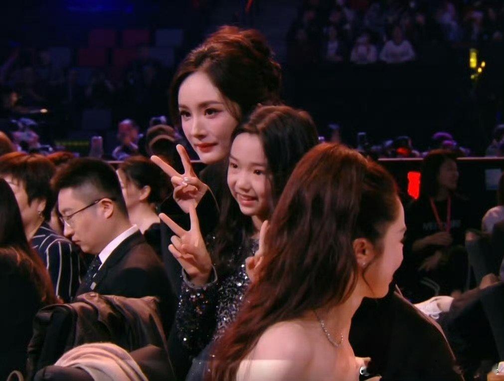 杨幂找小酒窝合照杨幂找小酒窝合照 