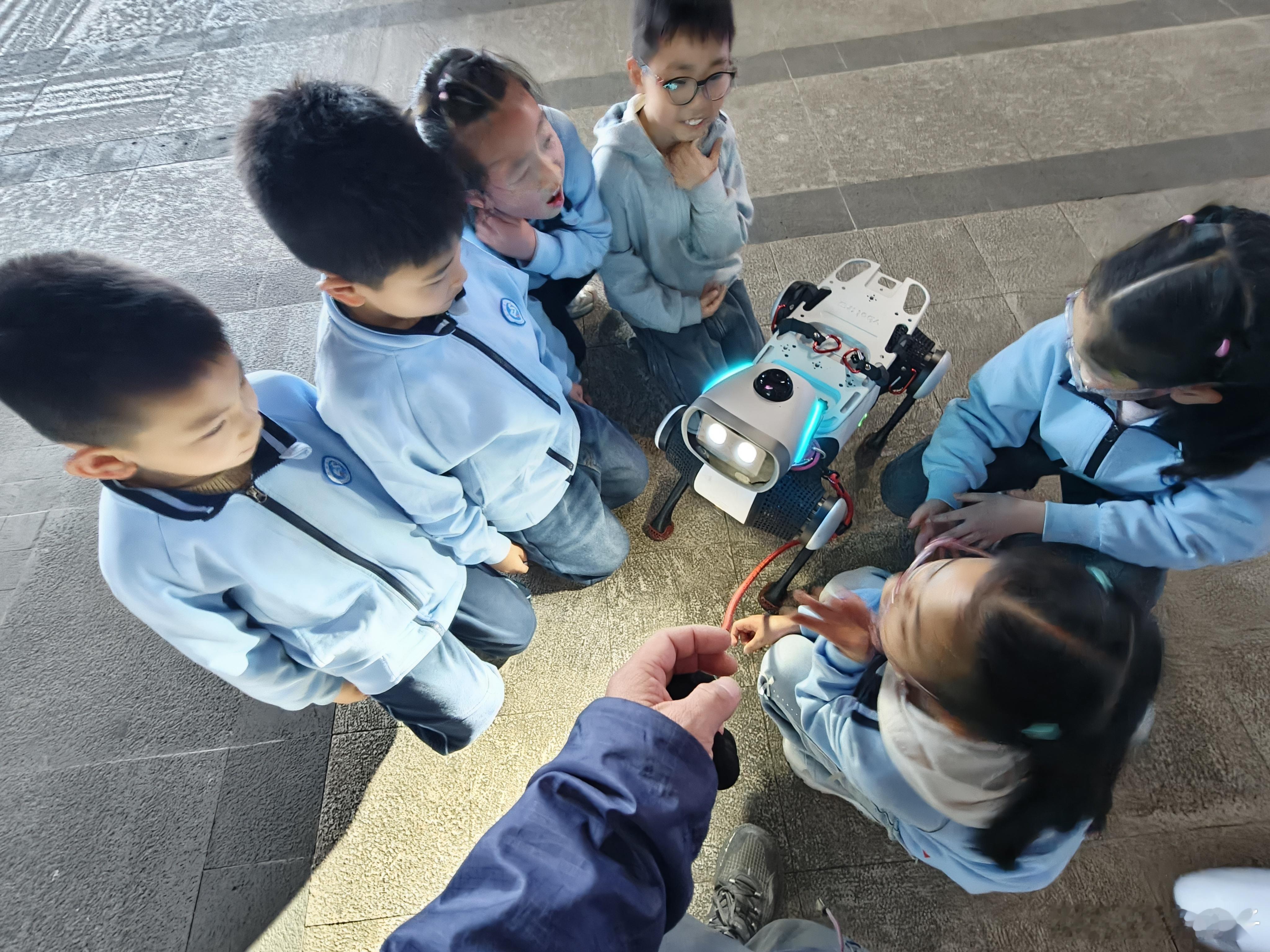 每次带vbot出门的压力都很大特别遇到小学生没有半个小时都走不掉太受欢迎了vbo