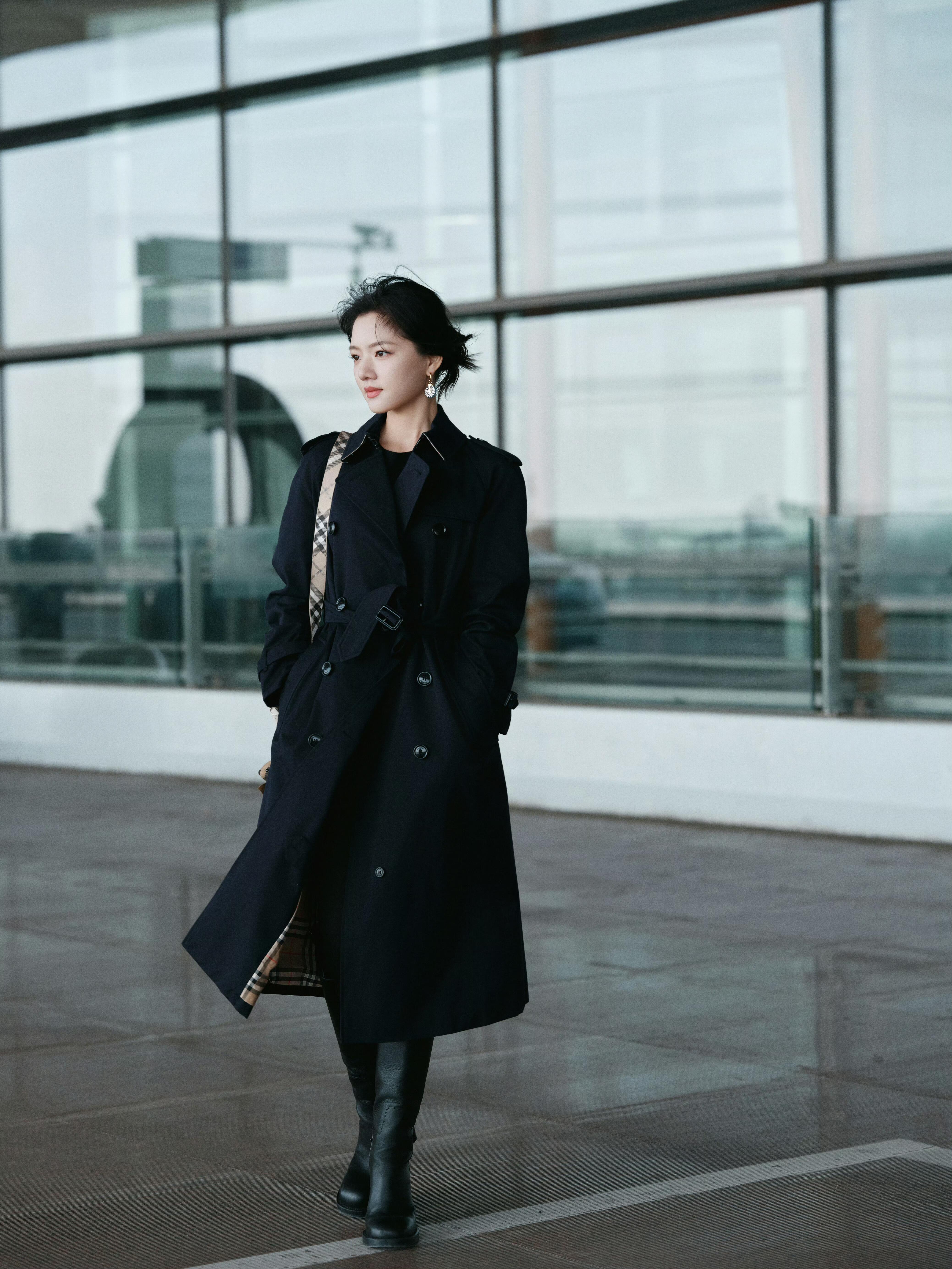 任敏亮相Burberry大秀，这么看任敏比例确实不错，就是精修与生图差别有点明显