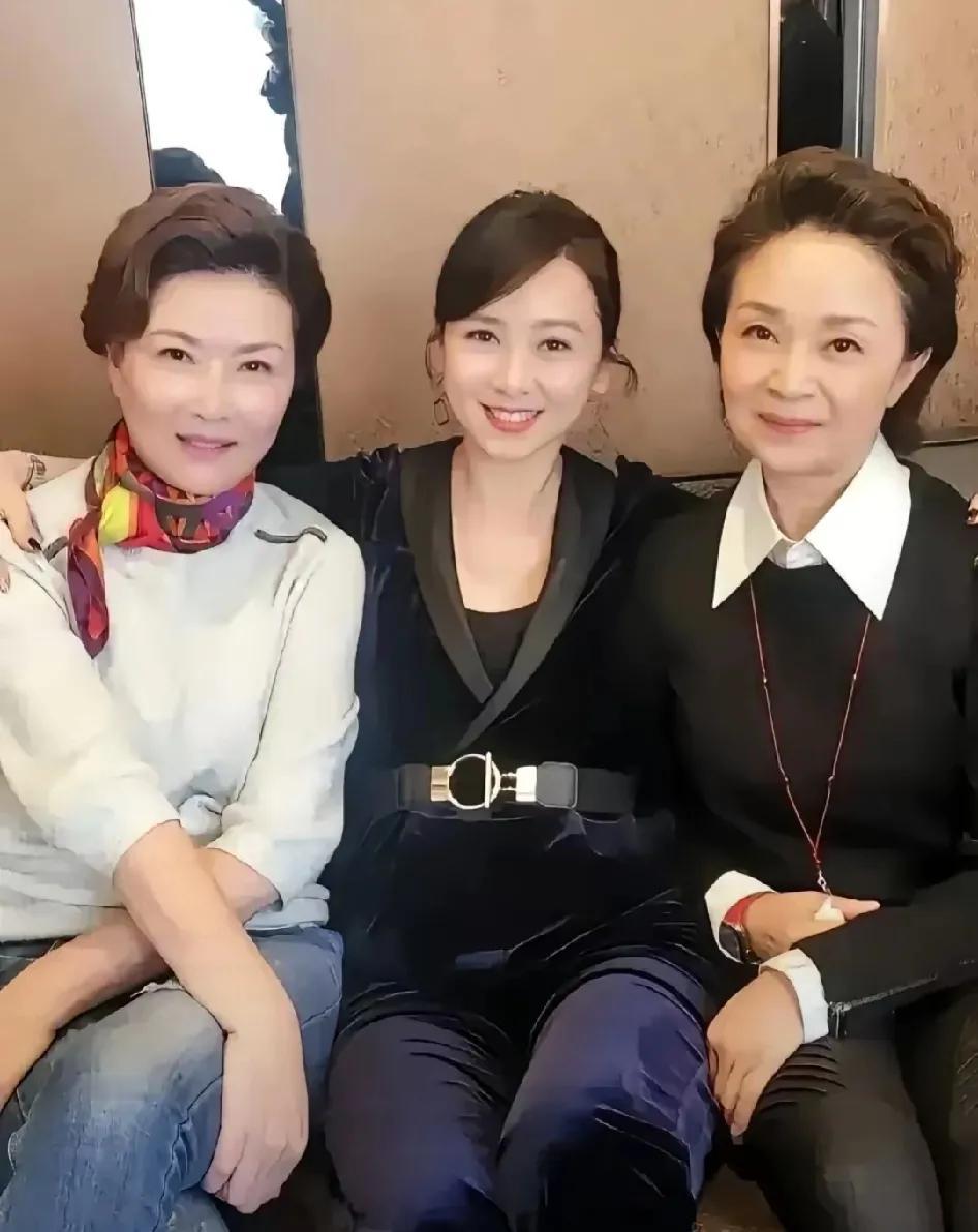 她们仨，挺喜欢刘莉的 ，不看长相，就凭演技，另两个没法比。30多年前，刘莉凭借《