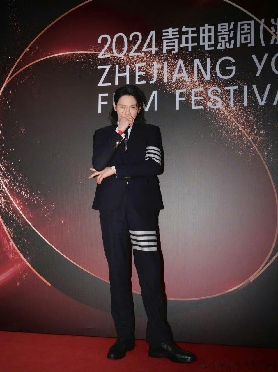 向佐回应被向华强蹭流量 网传向华强探班只为蹭向佐热度，向佐出面一一澄清，父亲从业