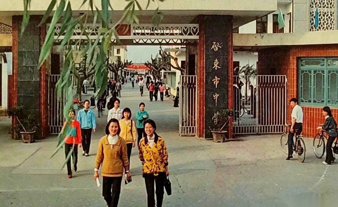 将近99%的高考上线率。
二十多个人，就那一年，考进了清华北大。
说出来跟神话似