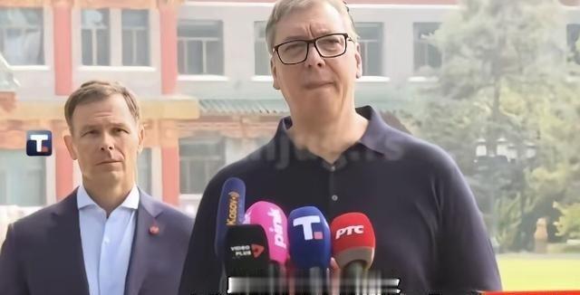 别哭，武锲奇！武契奇有点哽咽了，他说，你们给我安排和普京、特朗普也曾经住过的地方