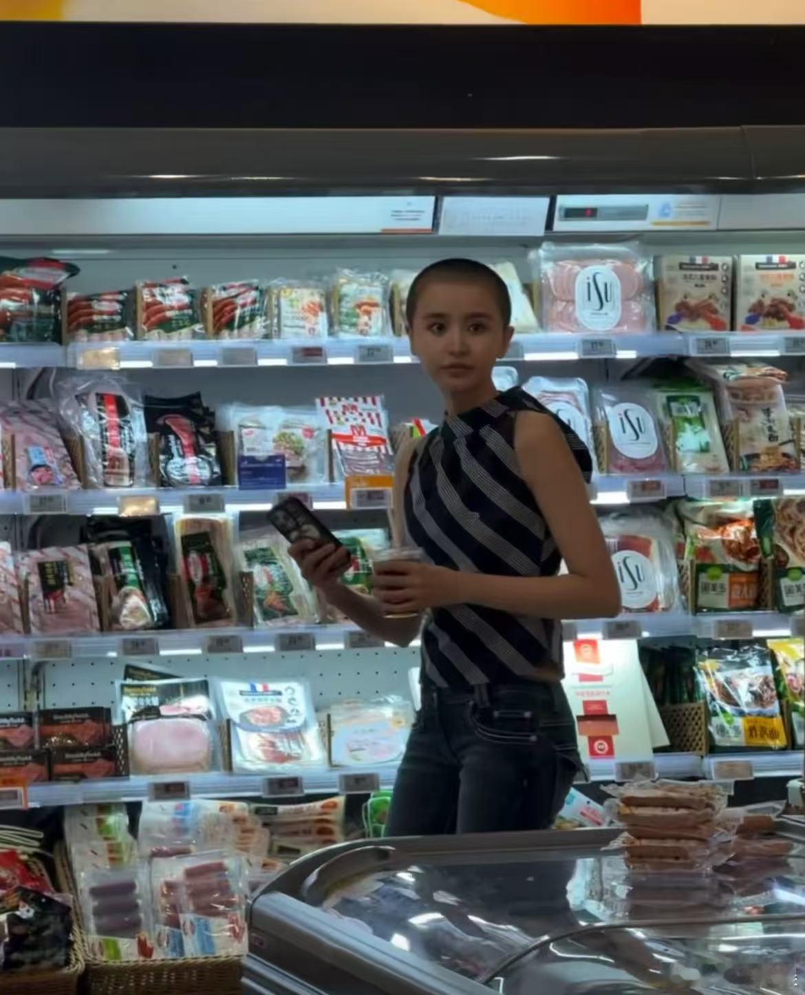 商场偶遇寸头金子涵网友商场偶遇寸头金子涵网友商场偶遇寸头金子涵，好酷，[抓狂][