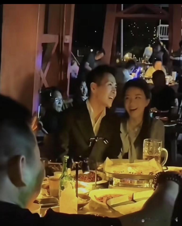 看索图和谁在一起了？哈哈易思嘉明明是很时尚狂野的女孩，但每次和索图在一起却永远都
