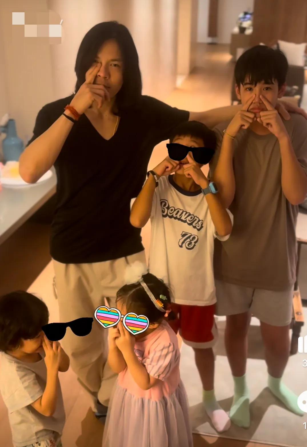 向佐模仿自己摸鼻梁，还是有点幽默在身上的。#向佐挡脸# #向佐要火了#