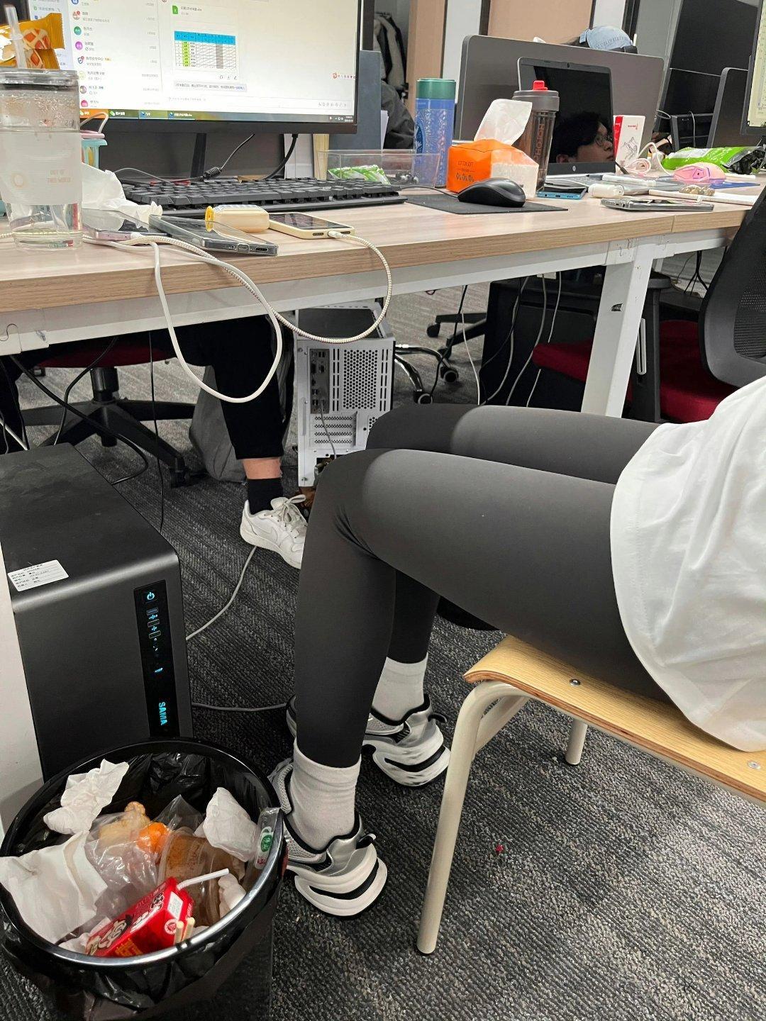 怎么会有人穿鲨鱼裤这么显腿细啊！真的好绝啊，两条腿叠一起还这么细啊！同事穿鲨鱼裤
