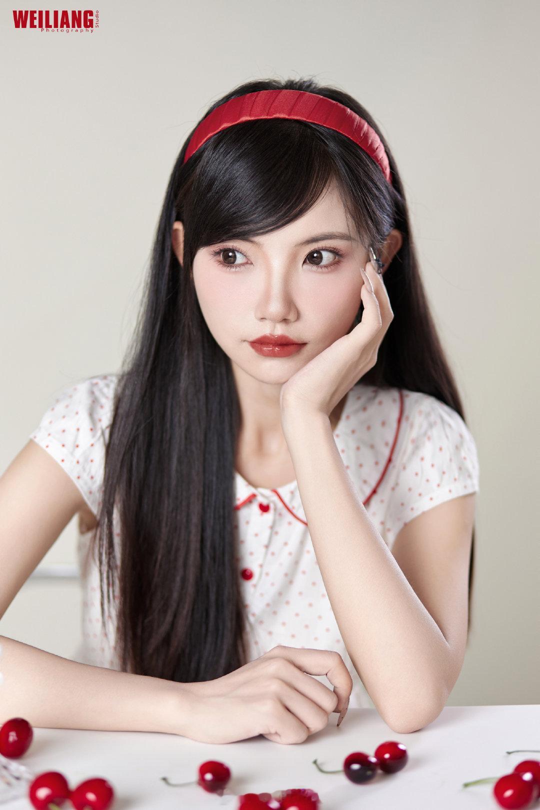 #微凉时光馆# #西安约拍[超话]# #肖像摄影# 樱桃小可爱[棒棒糖] ​​​