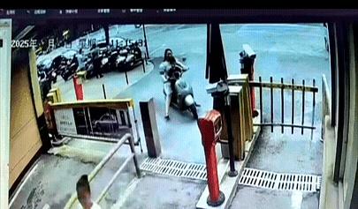 咱见过走路看手机的，骑车看手机的也不稀奇，但你见过停在小区道闸杆底下刷手机的狠人