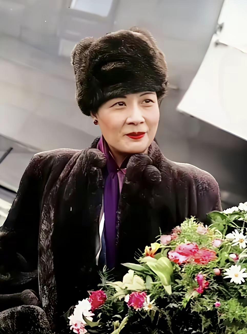 宋美龄身上这件海龙貂皮大衣，是她受贿得来的，行贿者是号称“青海王”的马步芳。
马