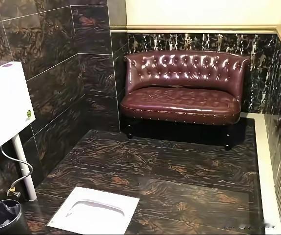 卫生间里放沙发？
你有没有发现一个细节？
商务KTV的包厢里，尤其是带独立卫生间