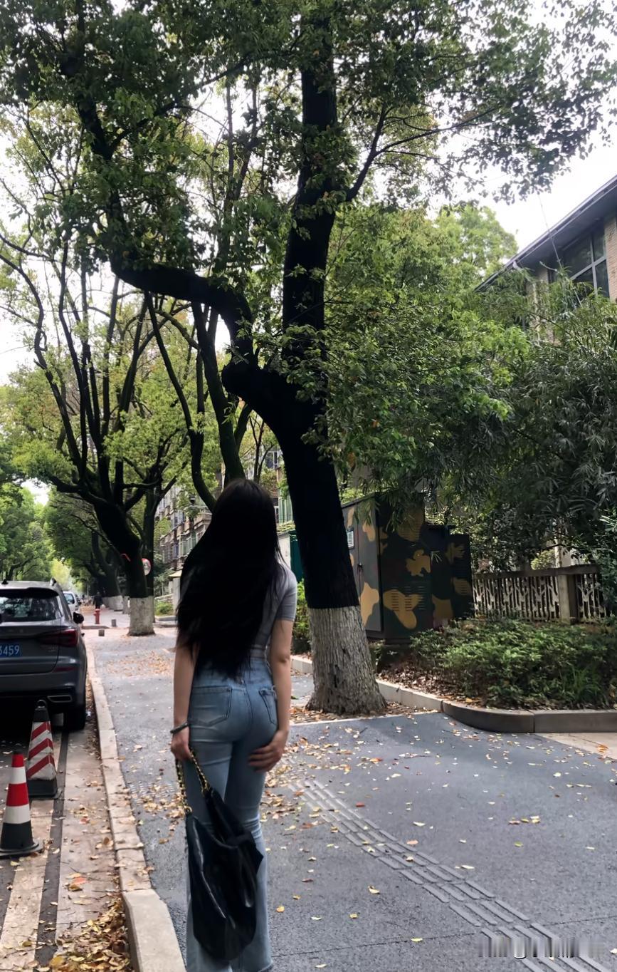后来我们都没有打扰对方 .那朝思暮想的脸也涿渐变得模糊
