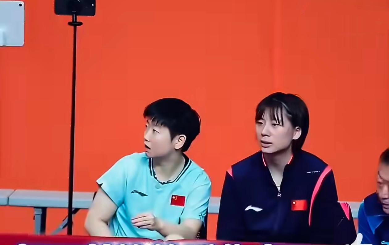 把莎莎硬是给看懵了...
      央视是会给镜头的，当林诗栋不敌泰国小朋友的