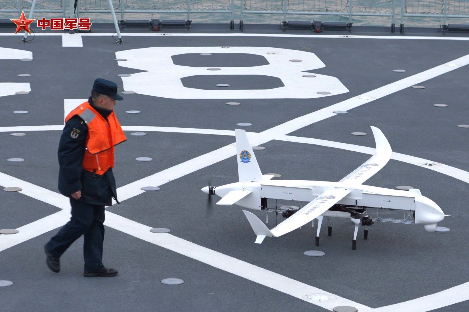 每天认识一件兵器 舰载无人机垂直起飞 