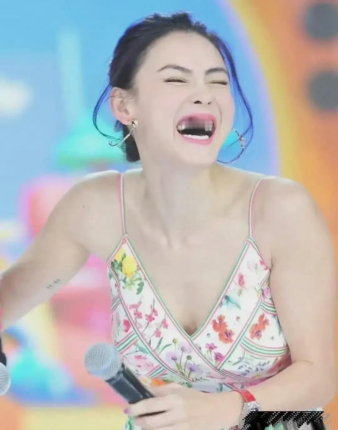 张柏芝综艺节目上穿得好奔放啊 ​​​