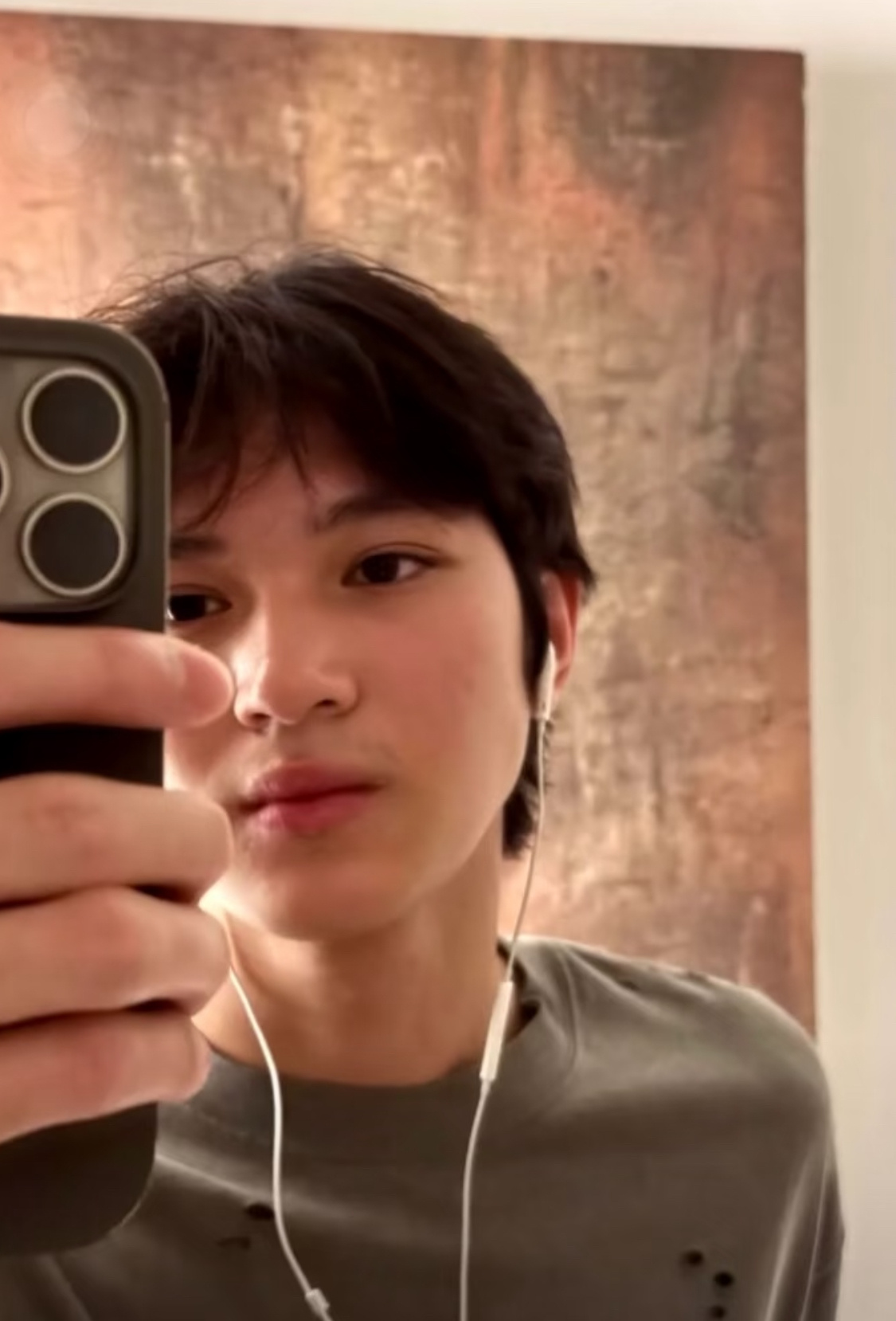 袁咏仪儿子张慕童晒自拍，他长得既像妈妈袁咏仪又像爸爸张智霖。张慕童现在已经是大学